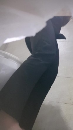 高手潜入夜店躲藏女厕障碍物做掩护现场实拍各种丝袜蕾丝内裤大长腿美眉方便气质不输明星美女先吐后尿 截图4