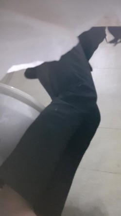 高手潜入夜店躲藏女厕障碍物做掩护现场实拍各种丝袜蕾丝内裤大长腿美眉方便气质不输明星美女先吐后尿 截图5