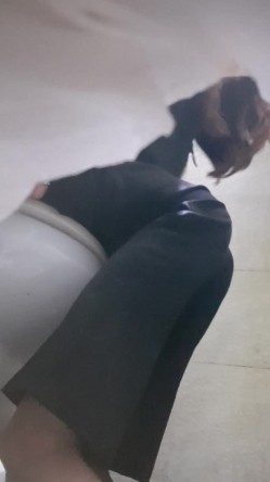 高手潜入夜店躲藏女厕障碍物做掩护现场实拍各种丝袜蕾丝内裤大长腿美眉方便气质不输明星美女先吐后尿 截图6