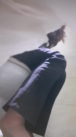 高手潜入夜店躲藏女厕障碍物做掩护现场实拍各种丝袜蕾丝内裤大长腿美眉方便气质不输明星美女先吐后尿 截图7