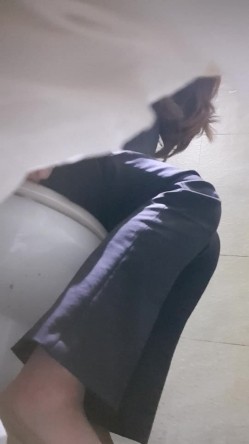 高手潜入夜店躲藏女厕障碍物做掩护现场实拍各种丝袜蕾丝内裤大长腿美眉方便气质不输明星美女先吐后尿 截图8