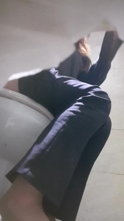 高手潜入夜店躲藏女厕障碍物做掩护现场实拍各种丝袜蕾丝内裤大长腿美眉方便气质不输明星美女先吐后尿 截图9