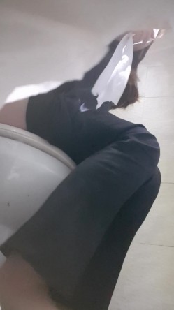 高手潜入夜店躲藏女厕障碍物做掩护现场实拍各种丝袜蕾丝内裤大长腿美眉方便气质不输明星美女先吐后尿 截图10