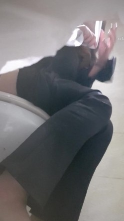 高手潜入夜店躲藏女厕障碍物做掩护现场实拍各种丝袜蕾丝内裤大长腿美眉方便气质不输明星美女先吐后尿 截图11