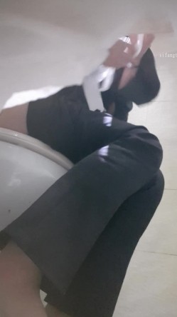 高手潜入夜店躲藏女厕障碍物做掩护现场实拍各种丝袜蕾丝内裤大长腿美眉方便气质不输明星美女先吐后尿 截图12