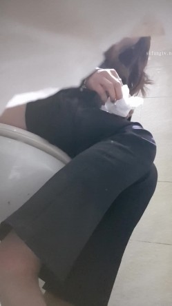 高手潜入夜店躲藏女厕障碍物做掩护现场实拍各种丝袜蕾丝内裤大长腿美眉方便气质不输明星美女先吐后尿 截图13