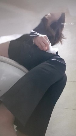 高手潜入夜店躲藏女厕障碍物做掩护现场实拍各种丝袜蕾丝内裤大长腿美眉方便气质不输明星美女先吐后尿 截图14