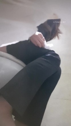 高手潜入夜店躲藏女厕障碍物做掩护现场实拍各种丝袜蕾丝内裤大长腿美眉方便气质不输明星美女先吐后尿 截图15