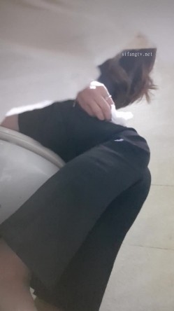 高手潜入夜店躲藏女厕障碍物做掩护现场实拍各种丝袜蕾丝内裤大长腿美眉方便气质不输明星美女先吐后尿 截图16