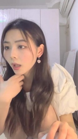 最喜欢的一个美少女，【兰哥】校花女神~!大长美腿~特写骚穴~柔逼自慰~爽到不行~强烈推荐 截图4