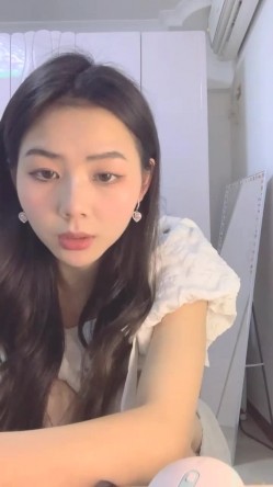 最喜欢的一个美少女，【兰哥】校花女神~!大长美腿~特写骚穴~柔逼自慰~爽到不行~强烈推荐 截图5