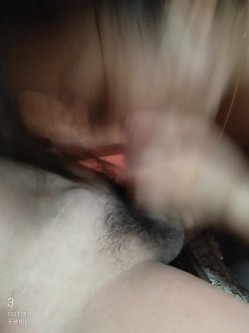 “鸡巴好硬~我要来高潮了”对话超淫荡，顶级骚母狗大奶妖媚【雪儿】群福利，户外车震3P淫声浪语骚得离谱 截图11