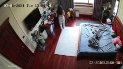 《居家摄像头破解》漂亮学生妹在家也会按耐不住摸逼玩几下 ️边看手机啪啪小视频边玩穴 截图3
