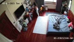 《居家摄像头破解》漂亮学生妹在家也会按耐不住摸逼玩几下 ️边看手机啪啪小视频边玩穴 截图6