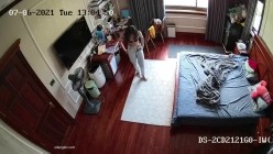 《居家摄像头破解》漂亮学生妹在家也会按耐不住摸逼玩几下 ️边看手机啪啪小视频边玩穴 截图9