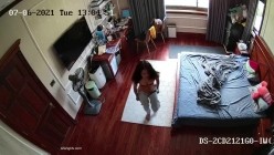《居家摄像头破解》漂亮学生妹在家也会按耐不住摸逼玩几下 ️边看手机啪啪小视频边玩穴 截图10