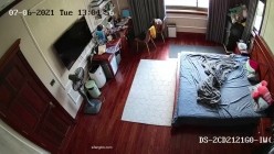 《居家摄像头破解》漂亮学生妹在家也会按耐不住摸逼玩几下 ️边看手机啪啪小视频边玩穴 截图15