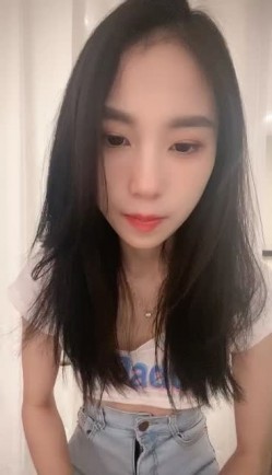极品模特身材美女【月月嗷】 ️撩骚激情大尺度秀舞，摸奶扣逼自慰骚水真多 ️啊啊~BB痒痒，哥哥快点来啊！ 截图1