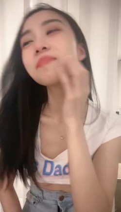 极品模特身材美女【月月嗷】 ️撩骚激情大尺度秀舞，摸奶扣逼自慰骚水真多 ️啊啊~BB痒痒，哥哥快点来啊！ 截图3