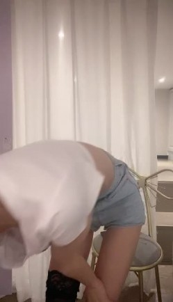 极品模特身材美女【月月嗷】 ️撩骚激情大尺度秀舞，摸奶扣逼自慰骚水真多 ️啊啊~BB痒痒，哥哥快点来啊！ 截图7