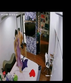 黑客监拍身材样貌绝佳美少妇,在床上跳来跳去被老公按倒舔穴 截图5