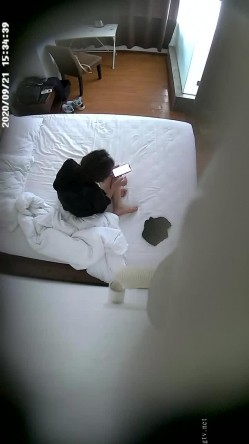 上帝视角真实记录情侣PK偸情~各种反差小贱人中年熟女开房滚床单~刚射完歇一小会又搞起来 截图6
