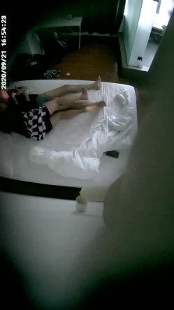 上帝视角真实记录情侣PK偸情~各种反差小贱人中年熟女开房滚床单~刚射完歇一小会又搞起来 截图16