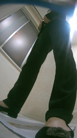 培训机构女厕双机位近景高清偸拍 多位小姐姐方便，脸逼同框看点十足 截图2