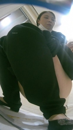 培训机构女厕双机位近景高清偸拍 多位小姐姐方便，脸逼同框看点十足 截图4