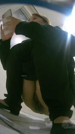 培训机构女厕双机位近景高清偸拍 多位小姐姐方便，脸逼同框看点十足 截图10