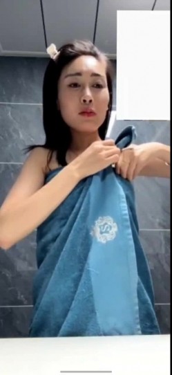 抖音30W粉丝网红，【栩妍】，极品高跟丝袜少妇，跟榜一大哥视频福利，风情妩媚，四点全露 截图11