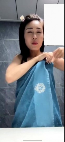 抖音30W粉丝网红，【栩妍】，极品高跟丝袜少妇，跟榜一大哥视频福利，风情妩媚，四点全露 截图12