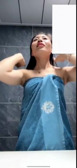 抖音30W粉丝网红，【栩妍】，极品高跟丝袜少妇，跟榜一大哥视频福利，风情妩媚，四点全露 截图14