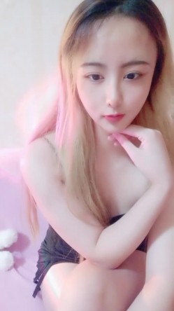 颜值不错金发美女撩起包臀裙无毛骚穴双指插入扣弄，按摩器假屌轮番上，爽的低低呻吟 截图2