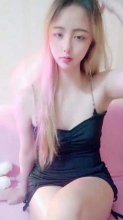颜值不错金发美女撩起包臀裙无毛骚穴双指插入扣弄，按摩器假屌轮番上，爽的低低呻吟 截图3