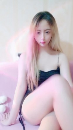 颜值不错金发美女撩起包臀裙无毛骚穴双指插入扣弄，按摩器假屌轮番上，爽的低低呻吟 截图4