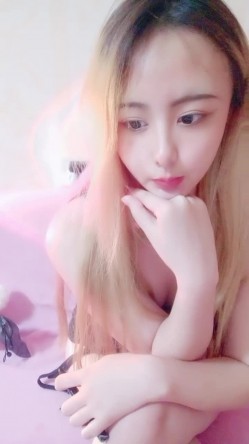 颜值不错金发美女撩起包臀裙无毛骚穴双指插入扣弄，按摩器假屌轮番上，爽的低低呻吟 截图12