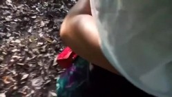 被美女阿姨拉着到山上，脱掉裤子就含住我的大鸡巴 阿姨这口活不得不赞，真的是太爽了，仔细听对白！ 截图1