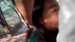 被美女阿姨拉着到山上，脱掉裤子就含住我的大鸡巴 阿姨这口活不得不赞，真的是太爽了，仔细听对白！ 截图2