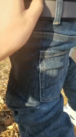 小姨子爬树摘冬枣,卡在树上下不来,姐夫趁机把她裤子脱了插她逼,小姨子还说姐夫真好 截图5