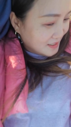 小姨子爬树摘冬枣,卡在树上下不来,姐夫趁机把她裤子脱了插她逼,小姨子还说姐夫真好 截图12