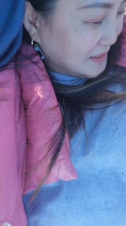 小姨子爬树摘冬枣,卡在树上下不来,姐夫趁机把她裤子脱了插她逼,小姨子还说姐夫真好 截图13