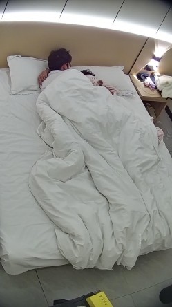 酒店偷拍学霸情侣眼镜学妹帮男友打飞机 被男友扒屁眼研究一番后入口爆嘴里文化人真会玩 截图2