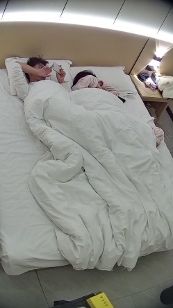 酒店偷拍学霸情侣眼镜学妹帮男友打飞机 被男友扒屁眼研究一番后入口爆嘴里文化人真会玩 截图3