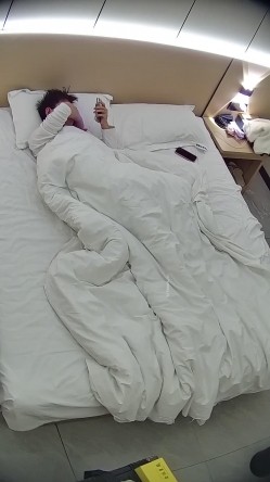 酒店偷拍学霸情侣眼镜学妹帮男友打飞机 被男友扒屁眼研究一番后入口爆嘴里文化人真会玩 截图4