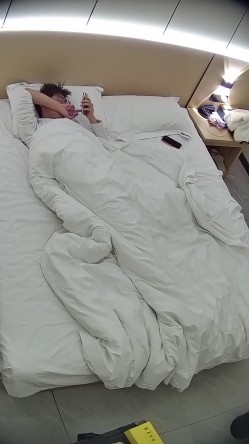 酒店偷拍学霸情侣眼镜学妹帮男友打飞机 被男友扒屁眼研究一番后入口爆嘴里文化人真会玩 截图5