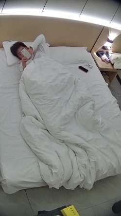 酒店偷拍学霸情侣眼镜学妹帮男友打飞机 被男友扒屁眼研究一番后入口爆嘴里文化人真会玩 截图6