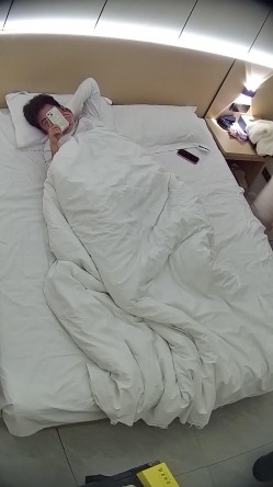 酒店偷拍学霸情侣眼镜学妹帮男友打飞机 被男友扒屁眼研究一番后入口爆嘴里文化人真会玩 截图7