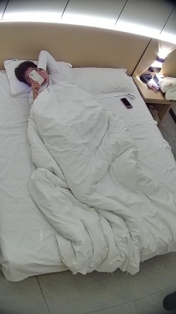 酒店偷拍学霸情侣眼镜学妹帮男友打飞机 被男友扒屁眼研究一番后入口爆嘴里文化人真会玩 截图8