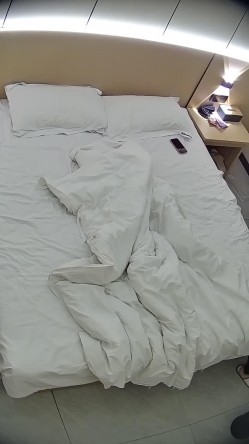 酒店偷拍学霸情侣眼镜学妹帮男友打飞机 被男友扒屁眼研究一番后入口爆嘴里文化人真会玩 截图9